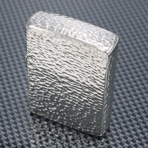 銀めっきはキズが付くとすぐに地金がみえてしまうという欠点があります。