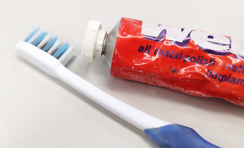 今回は金属磨きのウィノールを歯ブラシにつけて軽くゴシゴシしてみます。