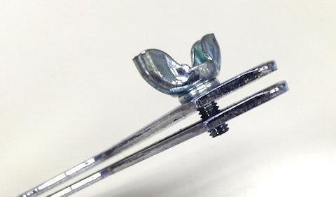 蝶ねじを緩めるとフレームパーツが分離して刃が外せます。