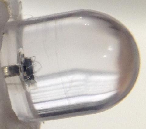 ピンボケですが、LEDチップが小さな基板に乗っている感じです。