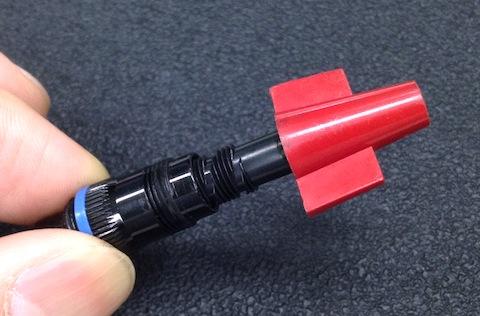 分解する時は、専用のねじ回しを使います。