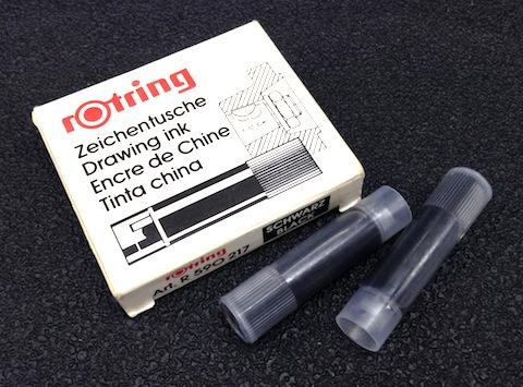 専用のインクカードリッジ。自分でインクを補充するタイプもありました。