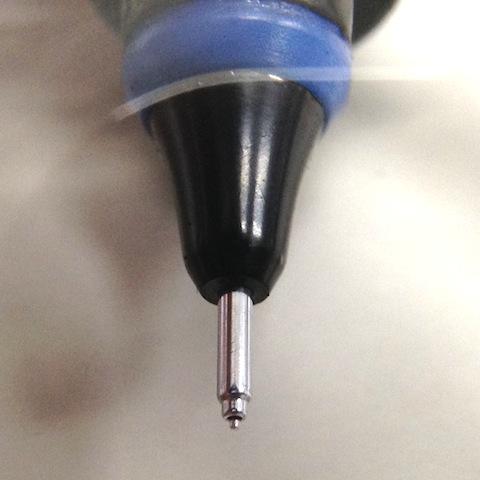 0.6mmの先端部分、先っちょにヒゲのような内部のピンが見えています。