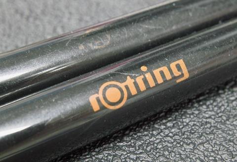 奥が「0.15mm」の軸で、ロゴはほとんど見えません^_^;