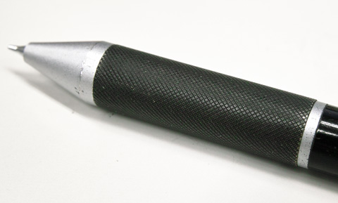 グリップは程よくザラザラしています。