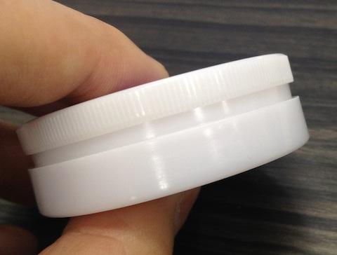 蓋を閉めた状態(スポンジが当たって閉まり切ってない)