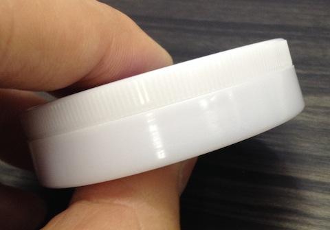 蓋を押すとスポンジの弾力が分かります。