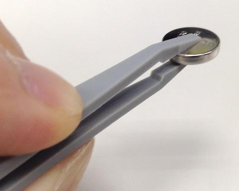 やはりボタン電池などはこのつかみ方のほうが良さそうです。