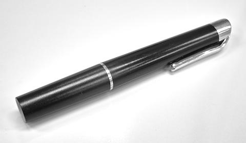 先端を失くした(カットした)ペンのような形です。