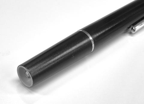 光の反射効率を考えたのか、LED周辺部分は白い樹脂色のままになっています。。。