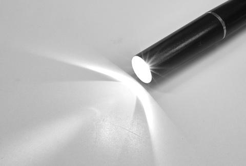 部屋の電灯下でもこの明るさ感です。