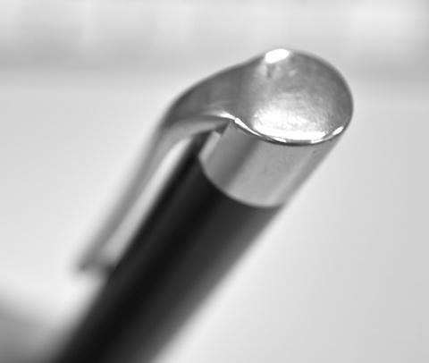 まるで本物の金属のような肉厚のメッキが施されています。