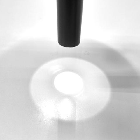 砲弾形のレンズ形状により、明るい部分と暗い部分の差がクッキリと出ていますね。