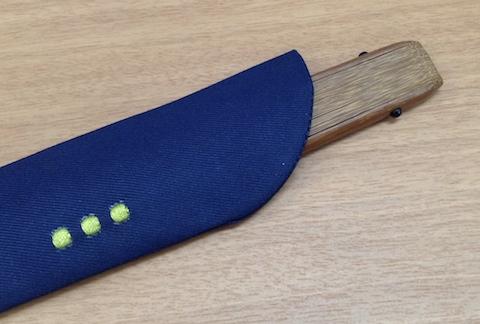 開口部の広さに対して扇子の太さがこのくらいなのでブカブカです。。。