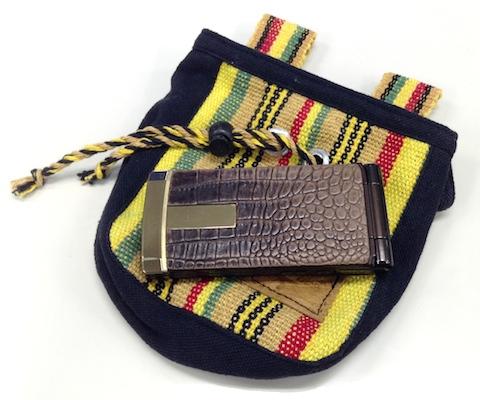 ガラケーなら余裕で入るサイズです。