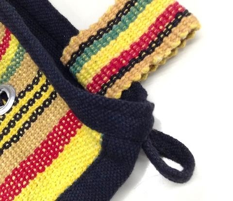 横に引っ掛けるため(?)の輪っかも付いています。