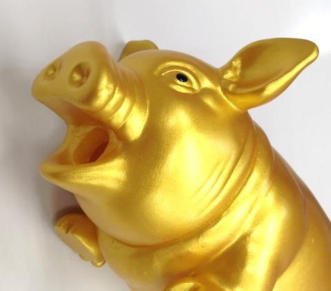 目がイッちゃってますがw、口の丸い穴からブヒブヒと鳴きます。