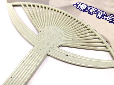 つぶつぶ感のあるリサイクル材料を使用。