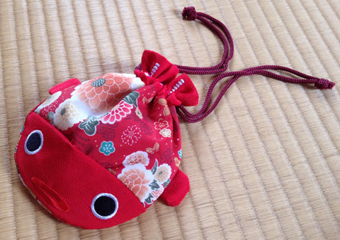 口紐をしばったほうがより金魚っぽいですね。