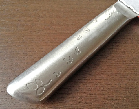 持ち手部分(中空)に刻まれたリーフ柄が洒落てます。