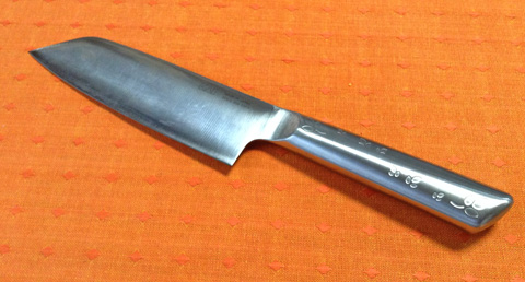 三徳包丁に慣れているととても安心できるフォルムです。