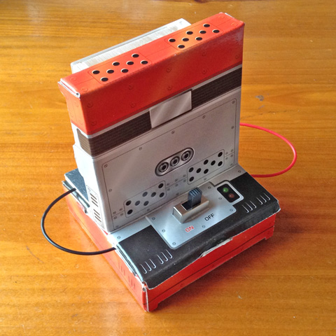 裏側に電源スイッチが付いています。電池は本体下部に収納されています。