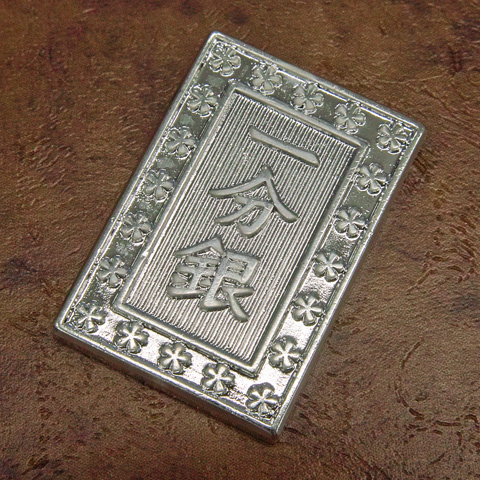 実物は結構安っぽいシルバー色なので、