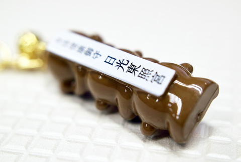 さりげなく御守りを背負ってます。