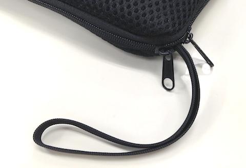 中身のストラップ位置に合わせて出せるのが魅力です。