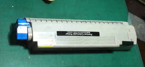 カートリッジの外装はちょっと汚れている。複数回リサイクルした形跡も。