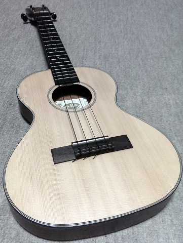 薄いボディが珍しいKA-SSTU/T