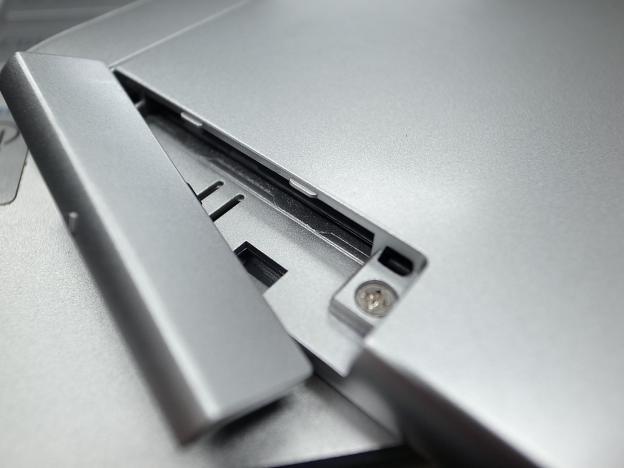 さらに珍しいのが、3G機能搭載SDカード「UltraStick」対応。日本では当然ながら未展開