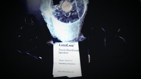 充電ケーブル&AUX(外部入力)ケーブル付属