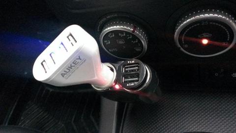 同社の4ポート充電器と大きさを比較しました。