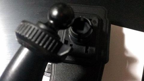 固定は後面のキャップを締め付ける