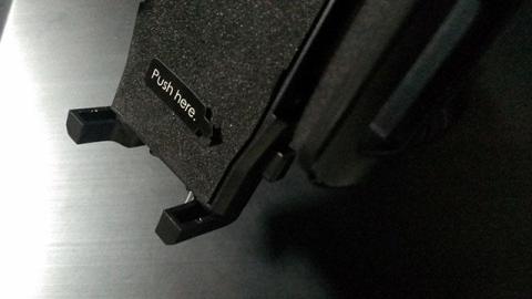 手前に押すと落下防止爪が出てきます。