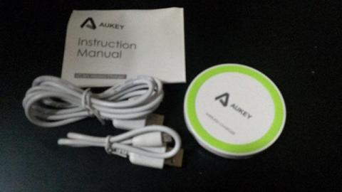 充電パッドとケーブルがセットになっています。