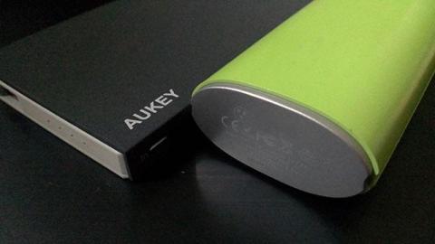 アマゾンで人気の他社と比較大容量でこの薄さ