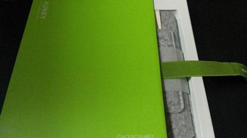 インパクトのあるスピリテッドグリーンのリボンスライド仕様