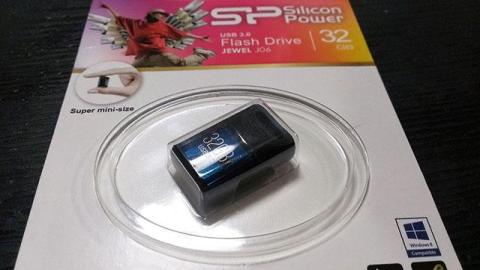 とても小さいのでストラップ必須