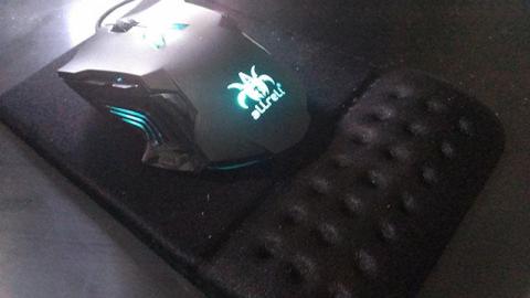 リストレスト一体型・裏面の吸着が強くズレません