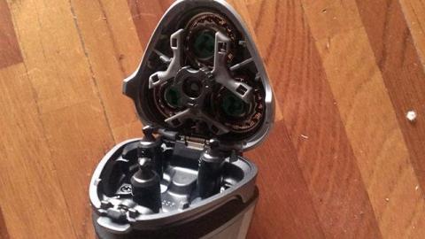 顎に当てた時三枚の刃が上下に動くので良く剃れます。