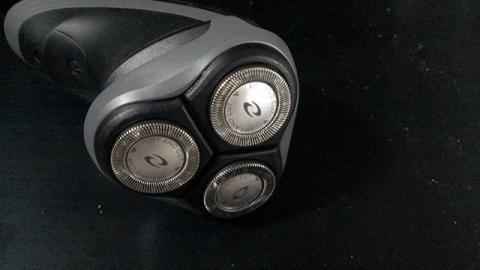 三枚刃の回転運動で剃ります。