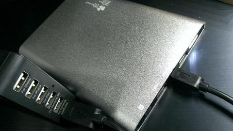 高級感のある薄型アルミ+18000mAhモデルか?