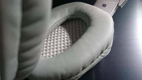 パッドが肉厚なレザー 長時間でも耳が痛くなりにくい