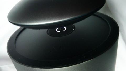 上下で2つのスピーカー。