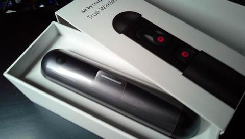 アルミ合金ケースは充電機能もあります。