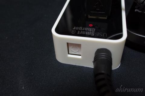 電源ボタン。押したらかなり引っ込んだ。