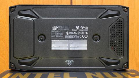 裏面はネジ4カ所で外れて内部にアクセス