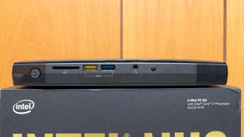 前面はUSB3.0×2、SDカードリーダー、イヤホンジャック、電源ボタン